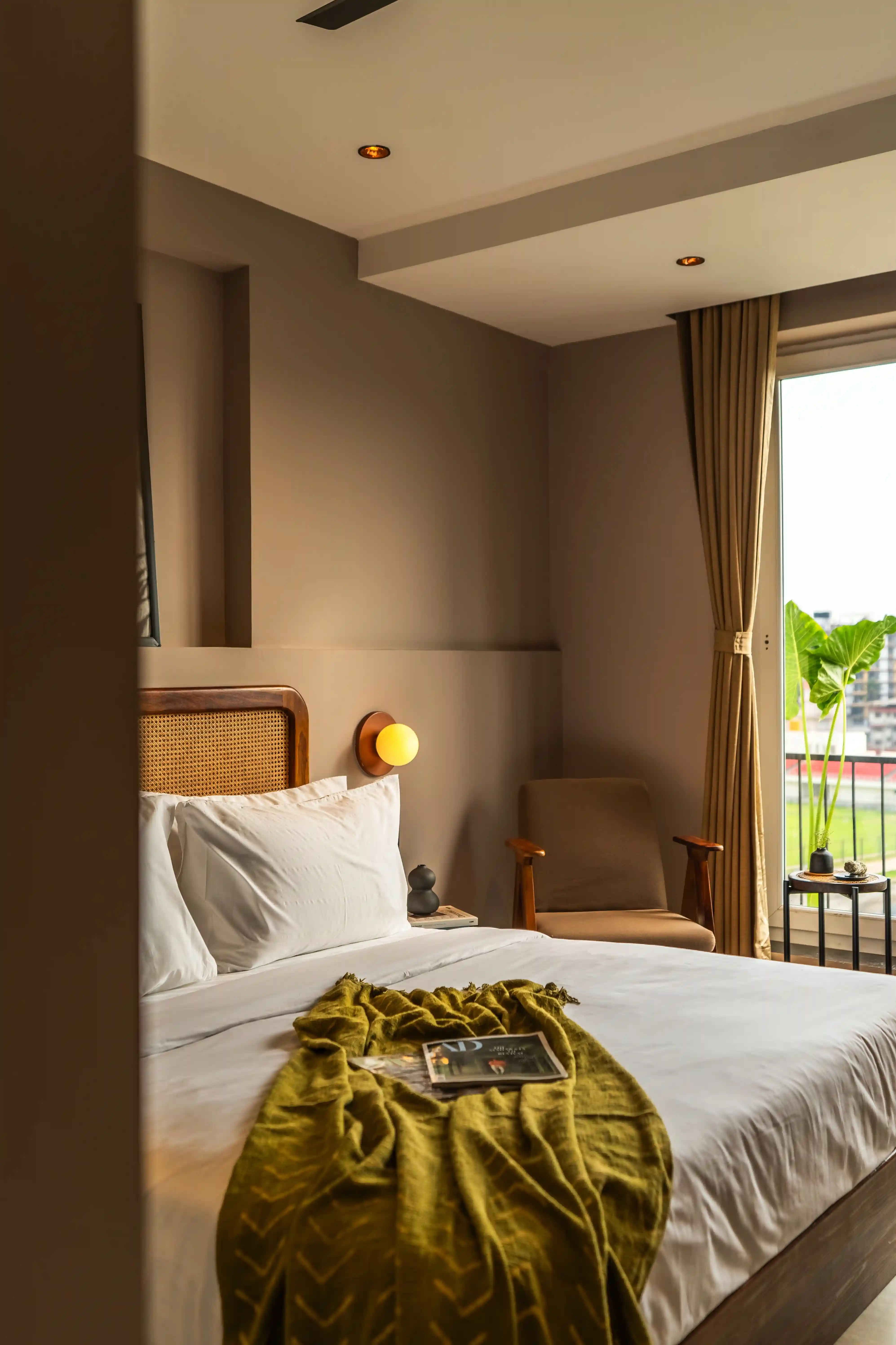 click to zoom King room