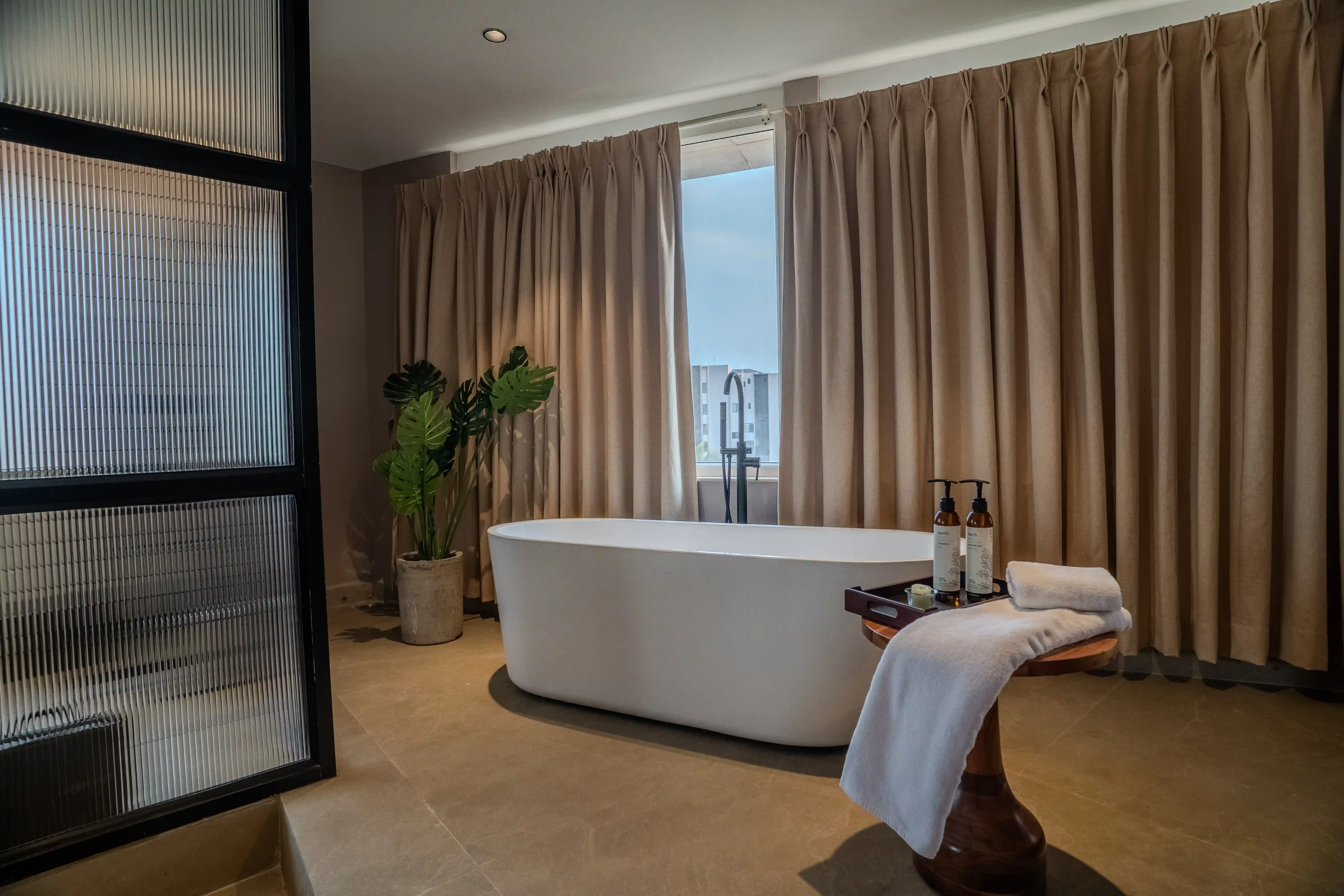 click to zoom Presidential Suite with Bathtub