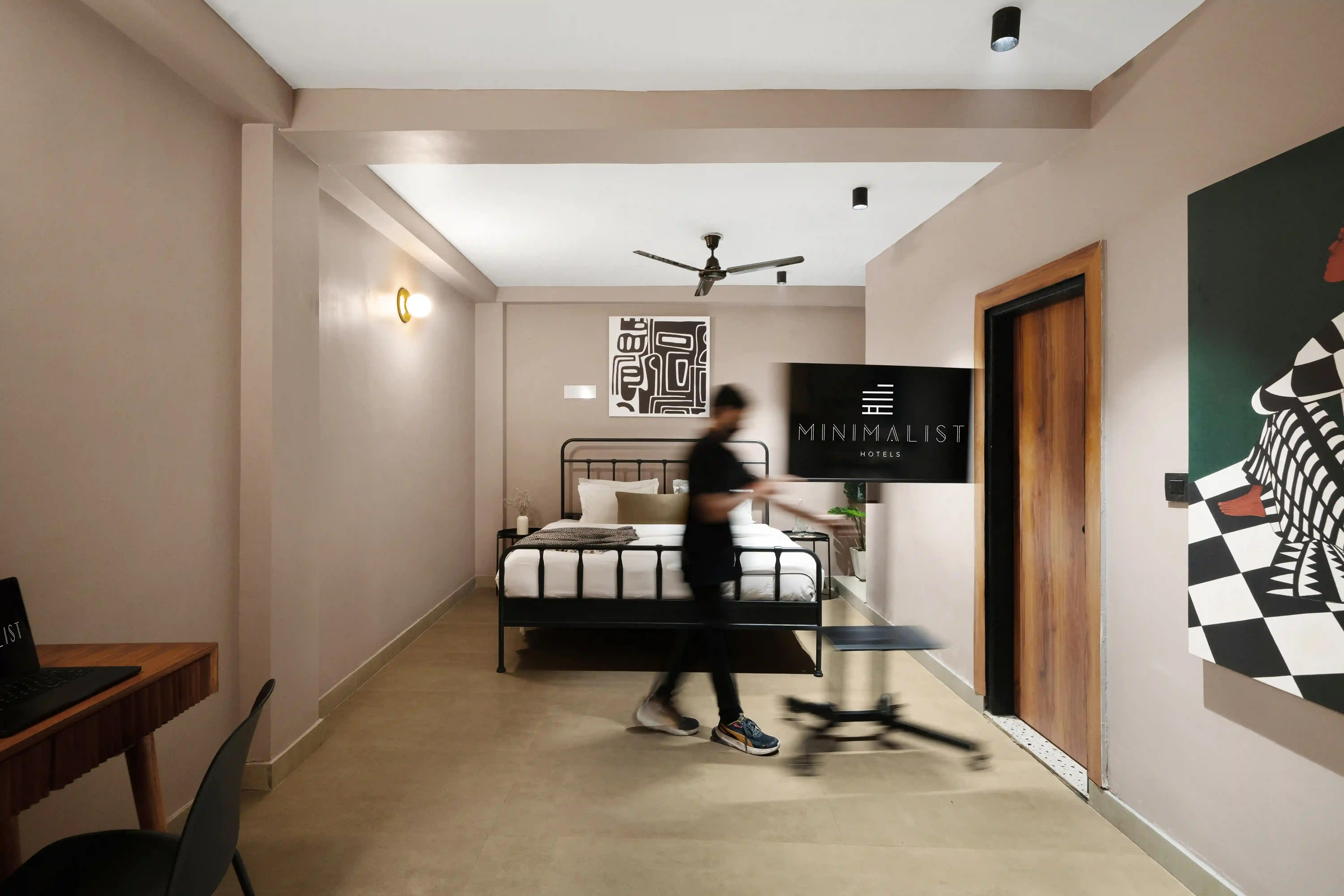 click to zoom SUPERIOR KING ROOM