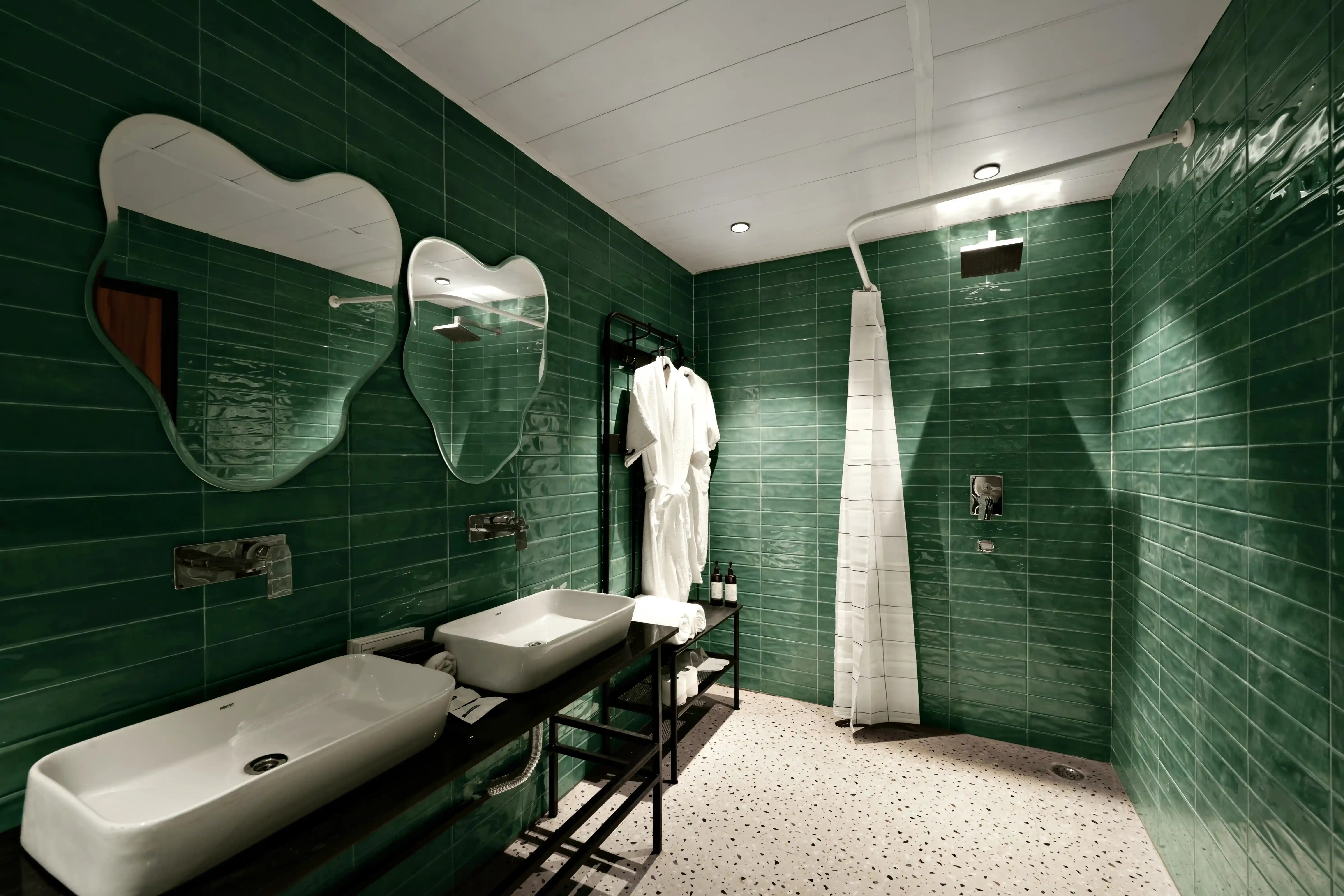 click to zoom SUPERIOR KING ROOM