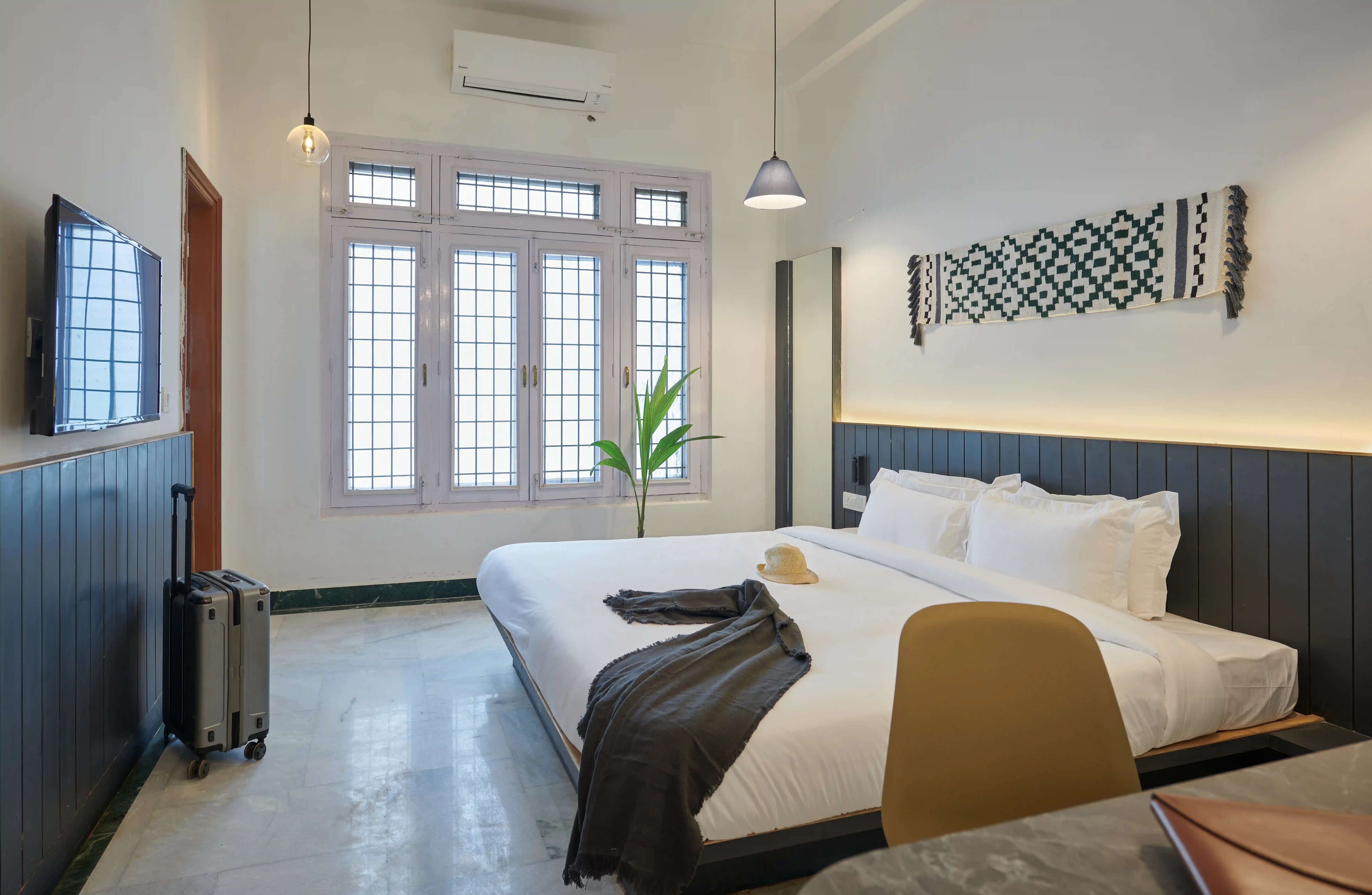 click to zoom Queen Room