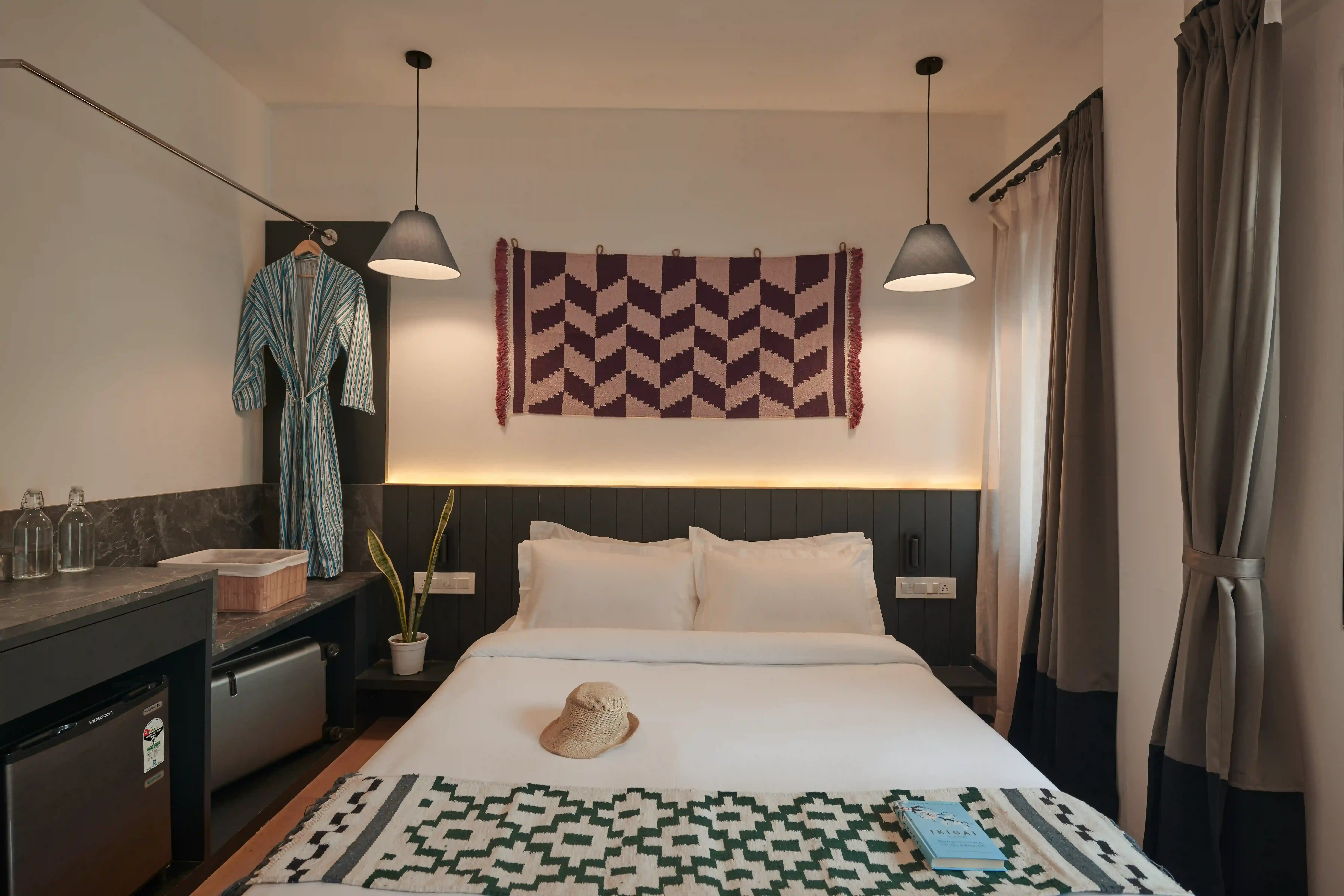 click to zoom Queen Room