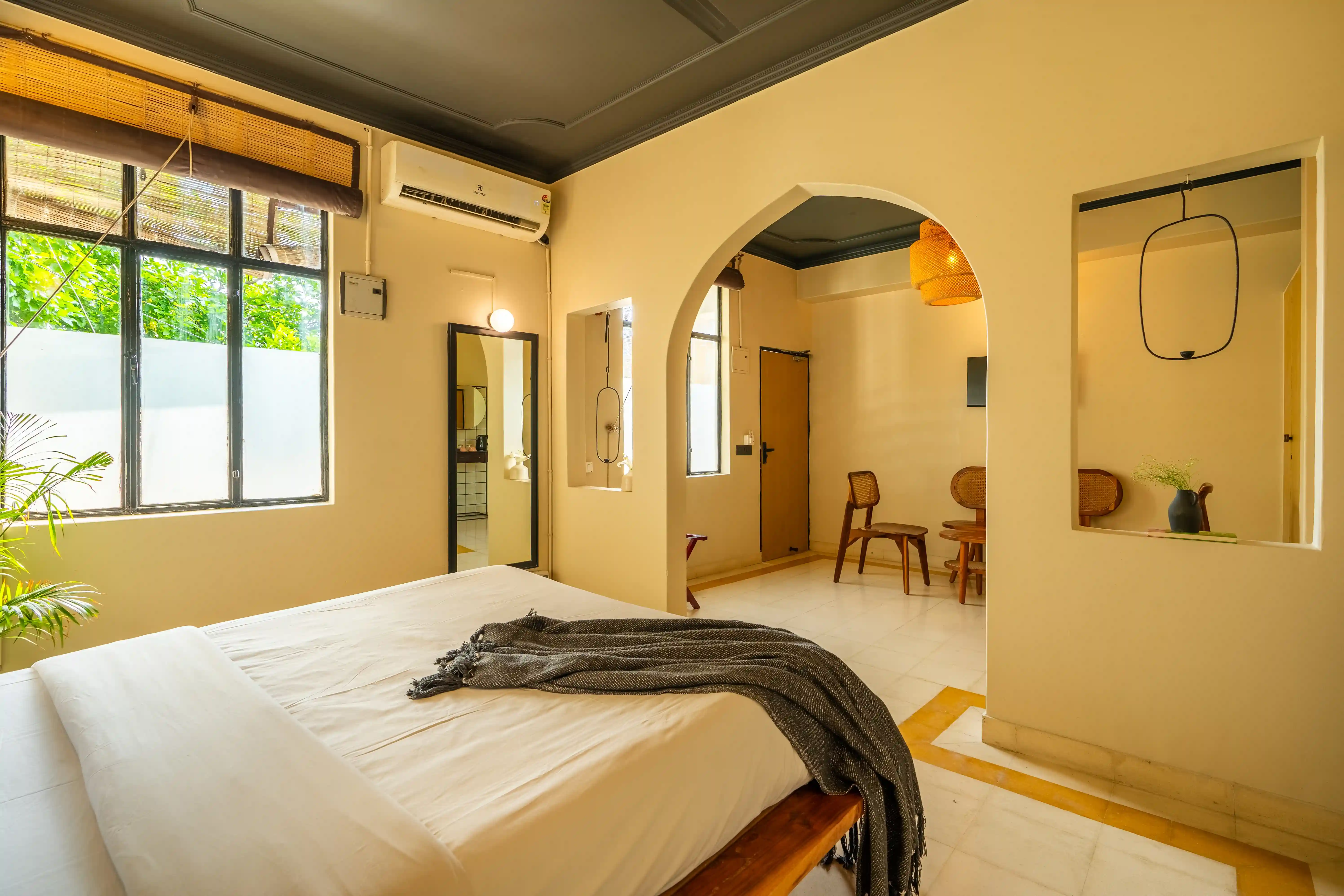 click to zoom King Room