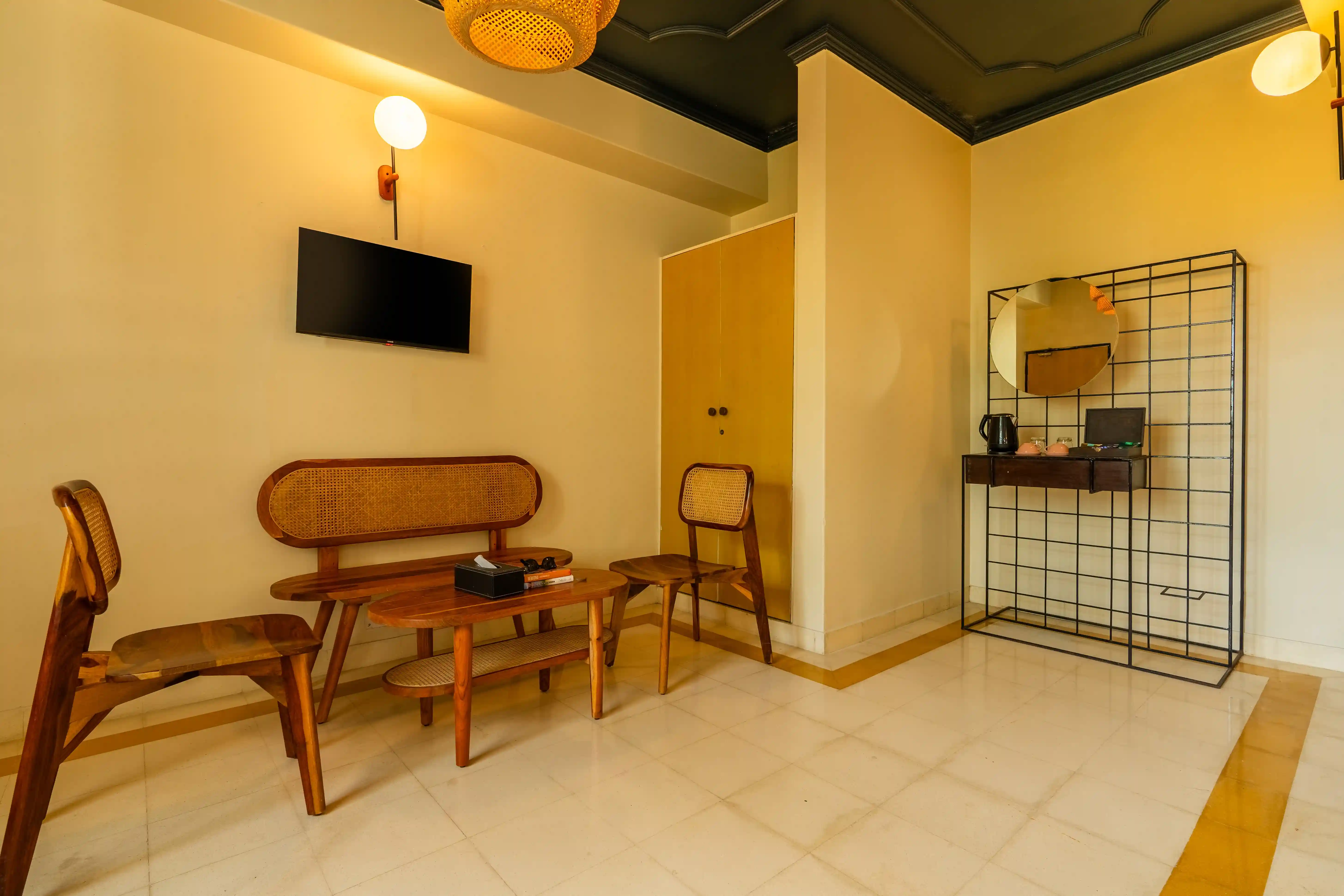 click to zoom King Room