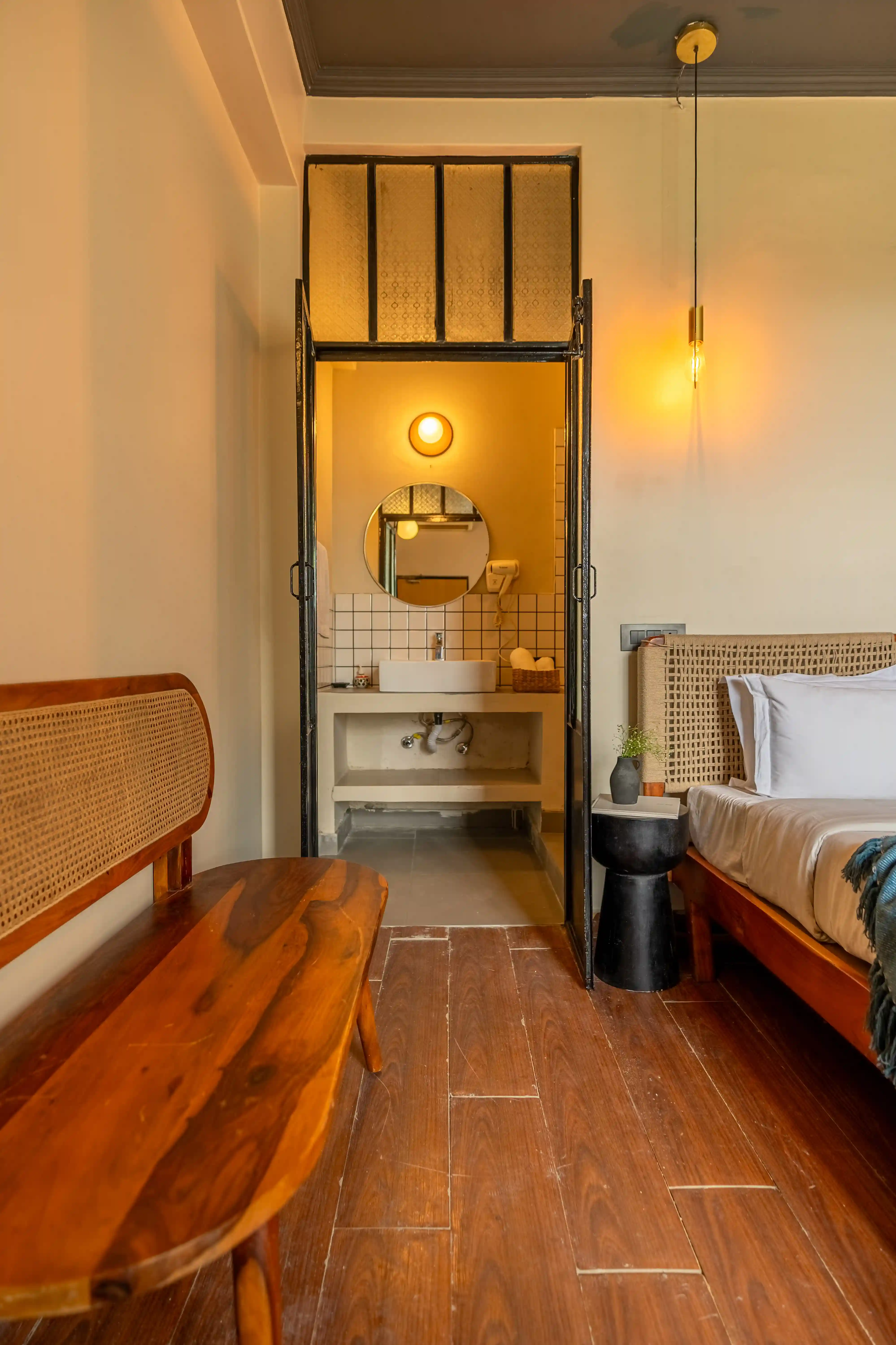 click to zoom Queen Room