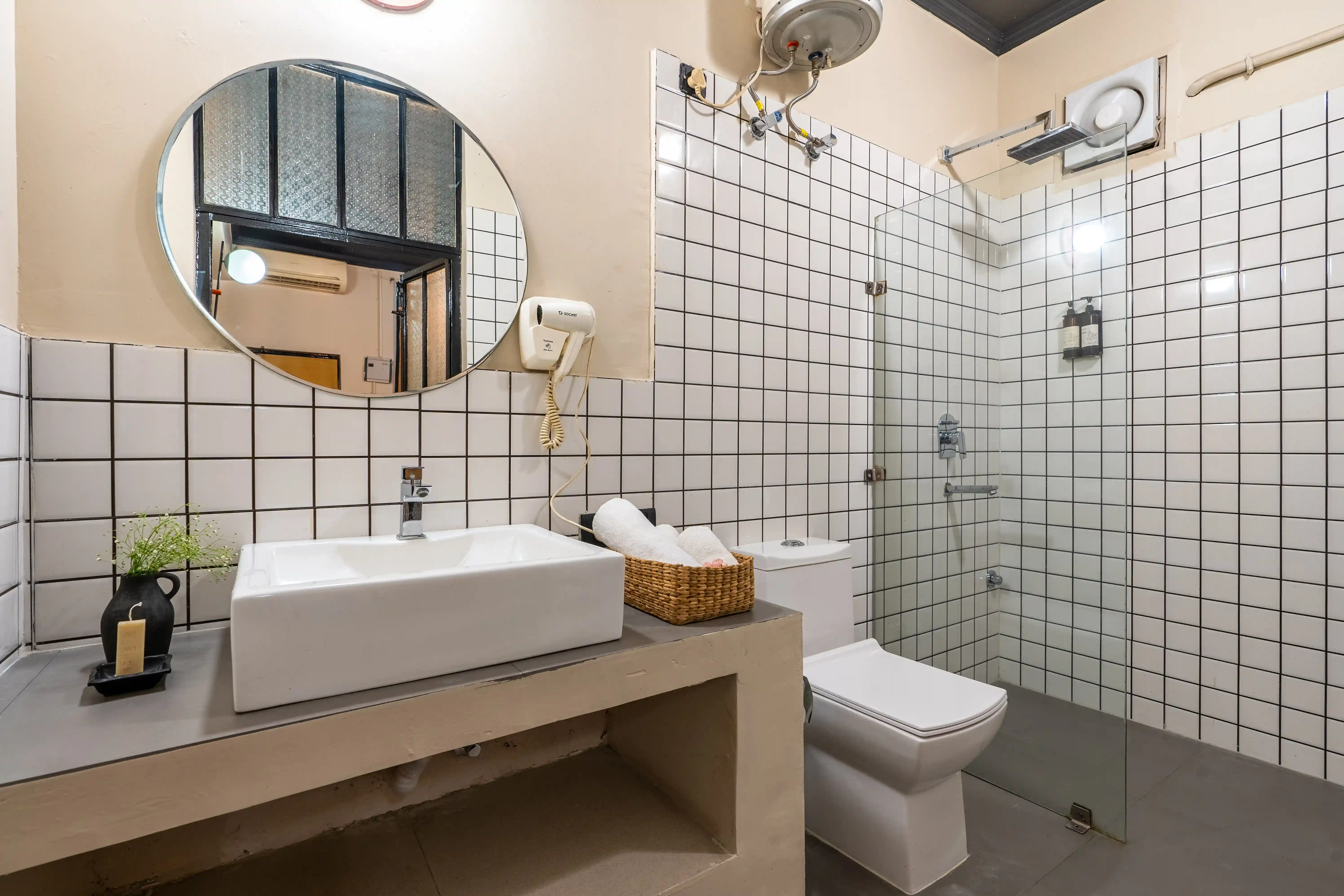 click to zoom Queen Room