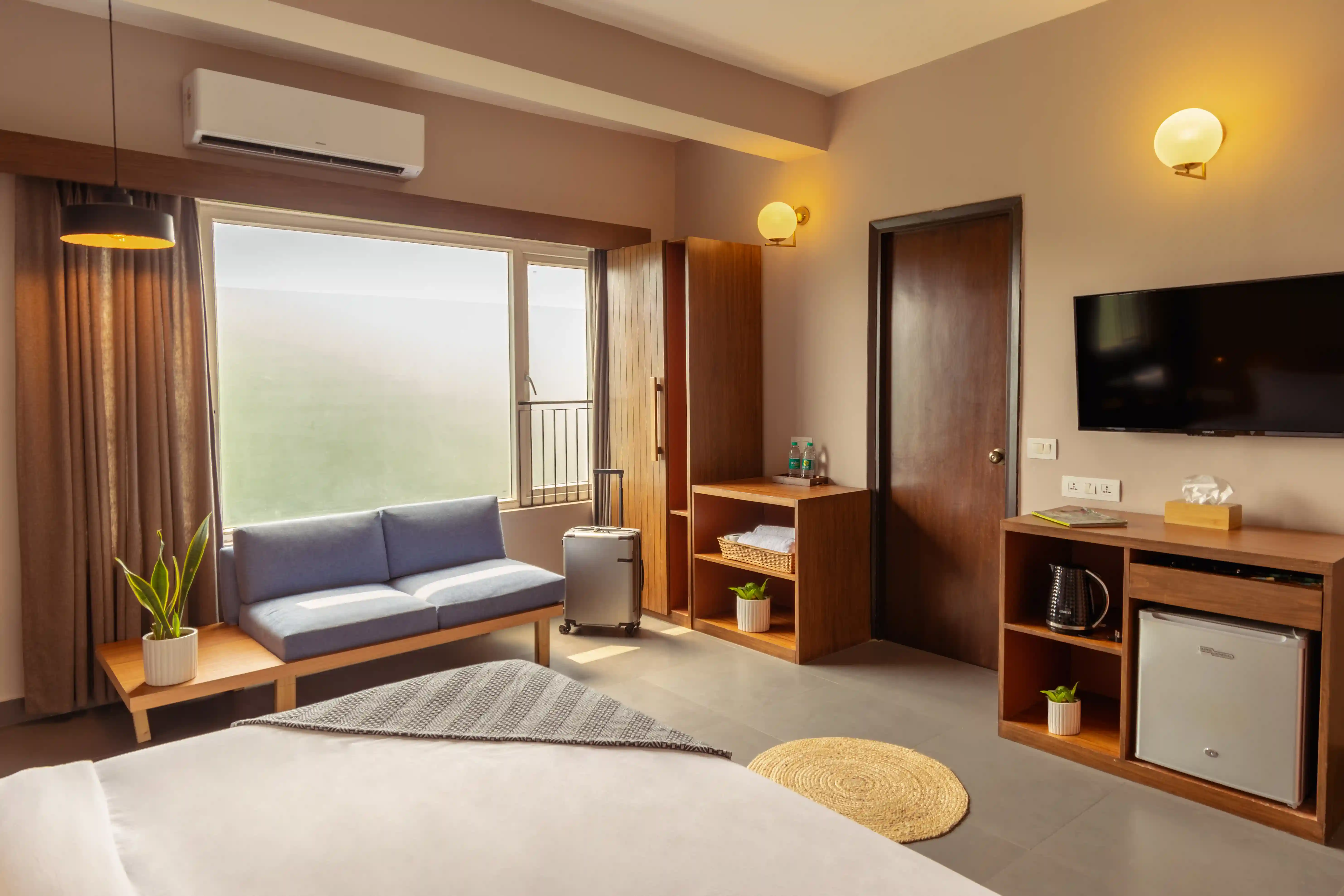 click to zoom King Room