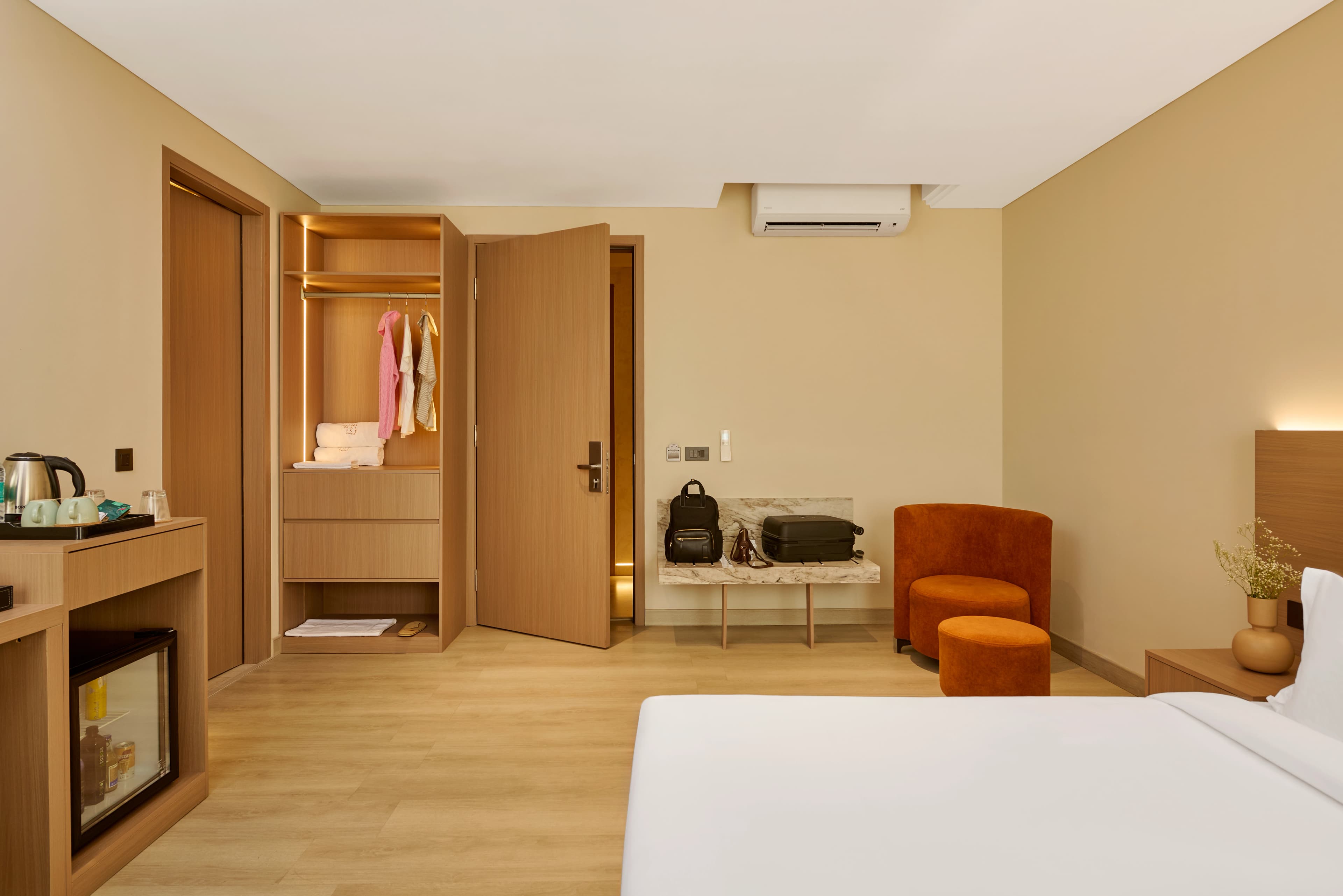 click to zoom Superior Studio